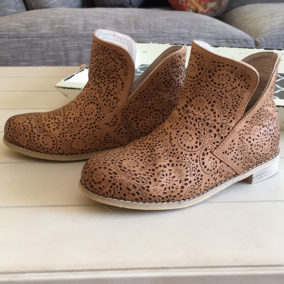 Joyfolie Other - Joyfolie daisy booties size 3